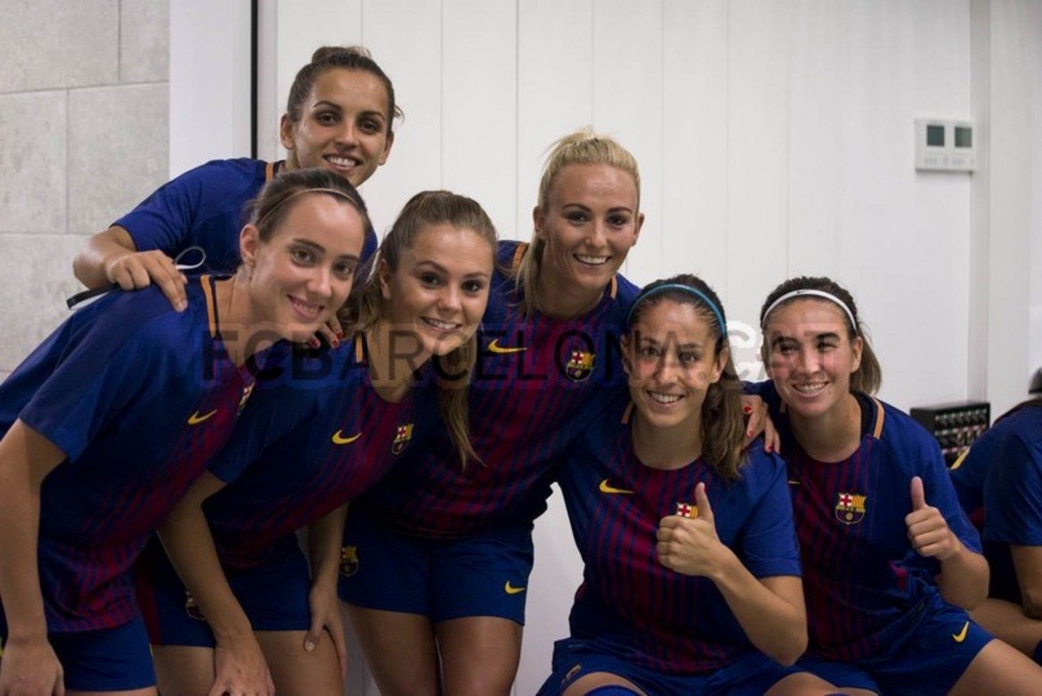 Барселона има женски отбор още от 1988-а. Днес той е нещо като женски Галактикос, тъй като в него играят някой от най-добрите състезателки на Испания, заедно с английската звезда Тони Дъган, бразилката Фабиана и голямата звезда на Евро 2017, холандката Лийке Мертенс. Скоро обаче няма да гледаме Ел Класико при жените, тъй като Реал планира първоначално съставът да е на аматьорско ниво.