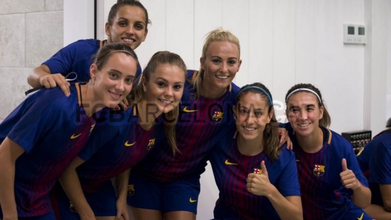 Барселона има женски отбор още от 1988-а. Днес той е нещо като женски Галактикос, тъй като в него играят някой от най-добрите състезателки на Испания, заедно с английската звезда Тони Дъган, бразилката Фабиана и голямата звезда на Евро 2017, холандката Лийке Мертенс. Скоро обаче няма да гледаме Ел Класико при жените, тъй като Реал планира първоначално съставът да е на аматьорско ниво.