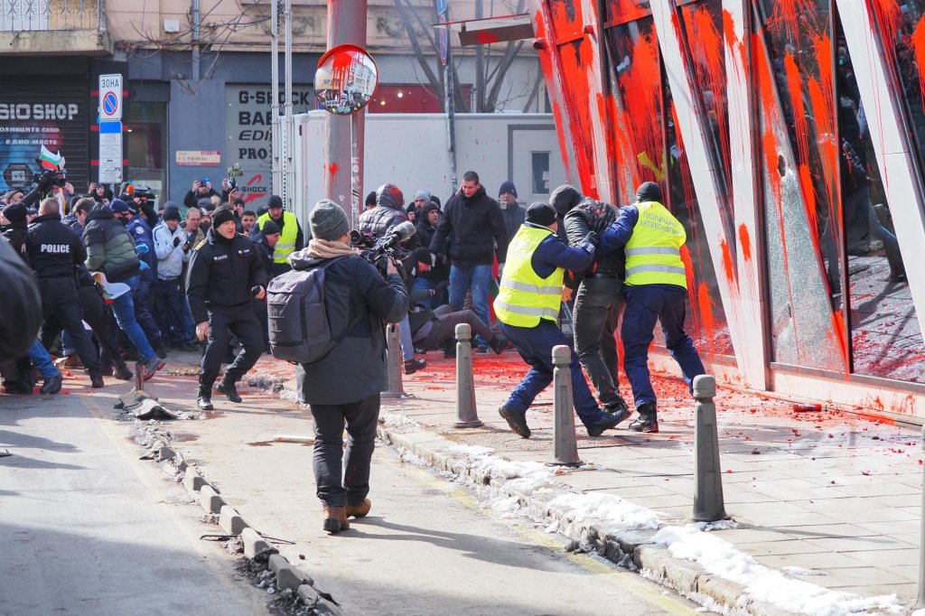 Палежи, арести и ранени полицаи на протест на "Възраждане" срещу еврото (снимки и видео)