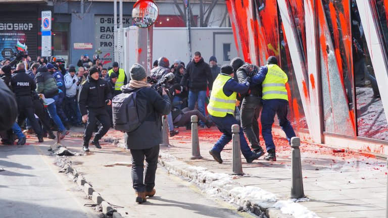 Палежи, арести и ранени полицаи на протест на "Възраждане" срещу еврото (снимки и видео)