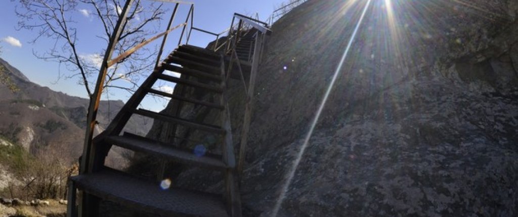 Тази стълба е едно от малкото съвременни съоръжения тук и помага за лесния достъп до същинската част на светилището.