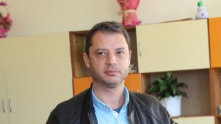 Той продължава да твърди, че публикациите спрямо него са лъжи