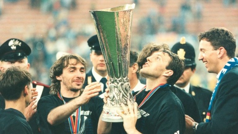Шалке, 1996-97 г.Шалке завърши 12-и в Германия, на 28 точки зад шампиона Байерн. Но на финала на Купата на УЕФА победи в два мача Интер, воден от Рой Ходжсън. Триумфът бе с дузпи на "Сан Сиро", като вратарят Йенс Леман бе големият герой.
