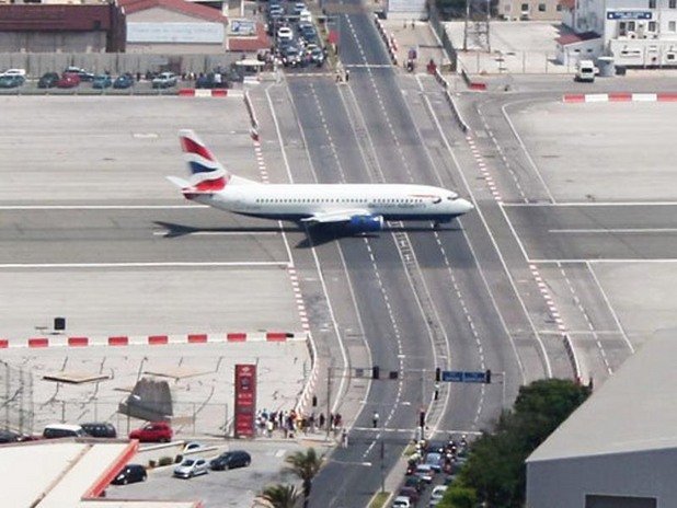 4. Международно летище Гибралтар, Гибралтар

Един от най-големите пътища в малката страна минава точно по средата на пистата. Всеки път, когато каца някой самолет, движението бива спирано с бариери.