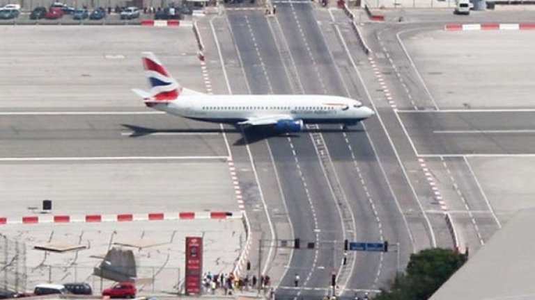 4. Международно летище Гибралтар, Гибралтар

Един от най-големите пътища в малката страна минава точно по средата на пистата. Всеки път, когато каца някой самолет, движението бива спирано с бариери.