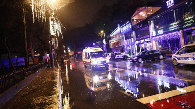 Най-малко 39 души са загинали, а десетки са ранени след нападение в препълнен нощен клуб в Истанбул, в един часа в новогодишната нощ. 