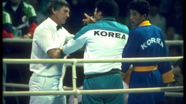 25. Сеул 1988: Пълен нокаут
Когато съдиите не присъждат победата на Рой Джоунс-младши, всички са в шок. Джоунс е очевидният фаворит за златото, нанася 86 удара на Парк Си-Хун срещу 32 на южнокорееца, но победата отива за представителя на домакините. По-късно съдиите си признават, че преди мача са вечеряли с организатори от Южна Корея и са се почувствали притиснати да дадат медала за техния боксьор.