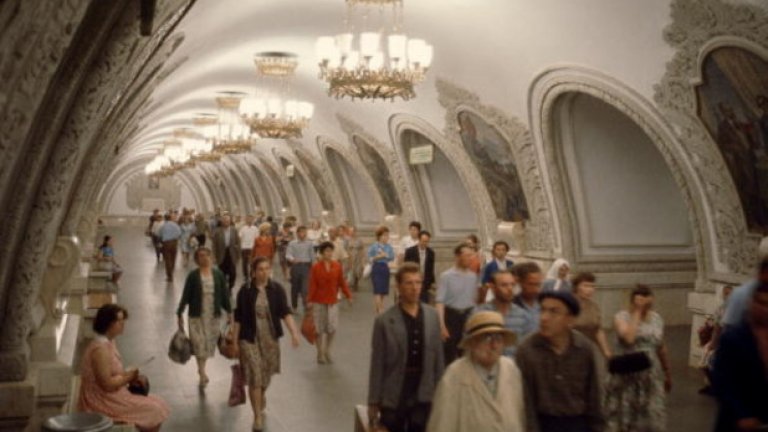 Изрисувани тавани, пищни полилеи и пейки в стил „Сецесион“ - кой друг световен метрополитен може да се похвали с такъв дизайн? Е, влакове на метрото може би имат нужда от пълна промяна, но поне станциите си струва да бъдат видени.
