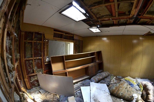 Всичко, което е останало от някогашните помещения, е купчина стари дюшеци и изкъртени шкафове
