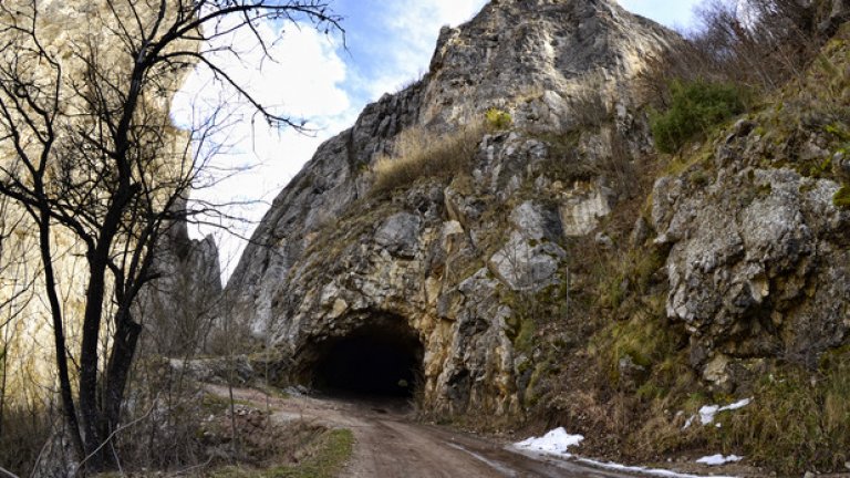 Трънлива е трънската екопътека, виеща се през мостове и тунели.