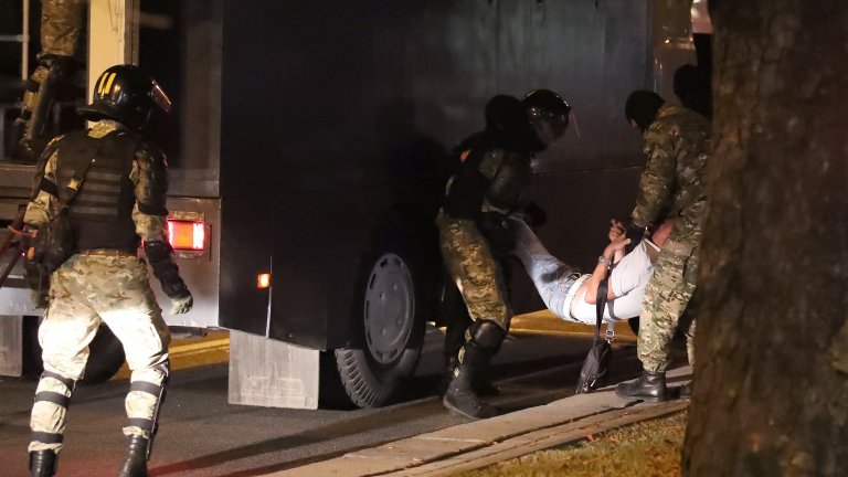 Брутално насилие смачка протеста в Беларус