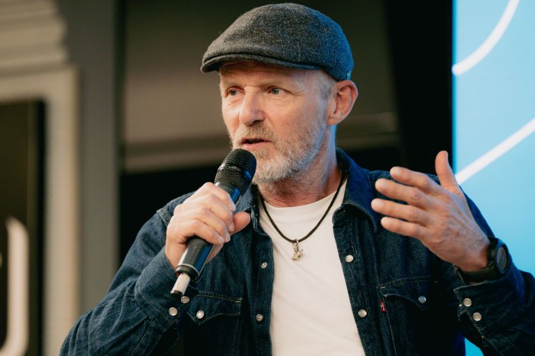 Несбьо в София.