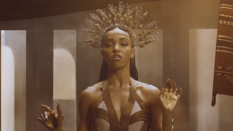 FKA twigs – Two Weeks
Завладяващата трип-хоп дива извади едновременно най-изкусителната и най-травмиращата хитова песен за тази година. „Дай ми две седмици и няма да я познаеш”, пее FKA twigs относно обекта на своето желание, а слушателят се чуди дали да завижда на този обект или да му се притече на помощ. 
Two Weeks стана водещ сингъл в дебютния албум на певицата, а трип-хоп ценителите вече я сравняват с най-големите имена в жанра.