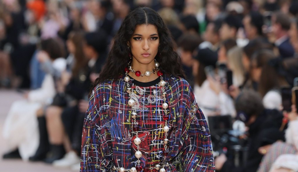 Смели райета

Ако не се стеснявате да експериментирате с модните приумици, големите дизайнери този сезон ви предизвикват с отличаващи се райета. Те са в ярки цветове, които се забелязват отдалеч и с широки щампи, за да е ясно, че сте истински фен на принта. 

Ако обаче тази демонстративност ви притеснява, винаги може да заложите на по-семплите и класически райета, които никога няма да излязат от мода.