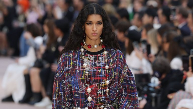 Смели райета

Ако не се стеснявате да експериментирате с модните приумици, големите дизайнери този сезон ви предизвикват с отличаващи се райета. Те са в ярки цветове, които се забелязват отдалеч и с широки щампи, за да е ясно, че сте истински фен на принта. 

Ако обаче тази демонстративност ви притеснява, винаги може да заложите на по-семплите и класически райета, които никога няма да излязат от мода.