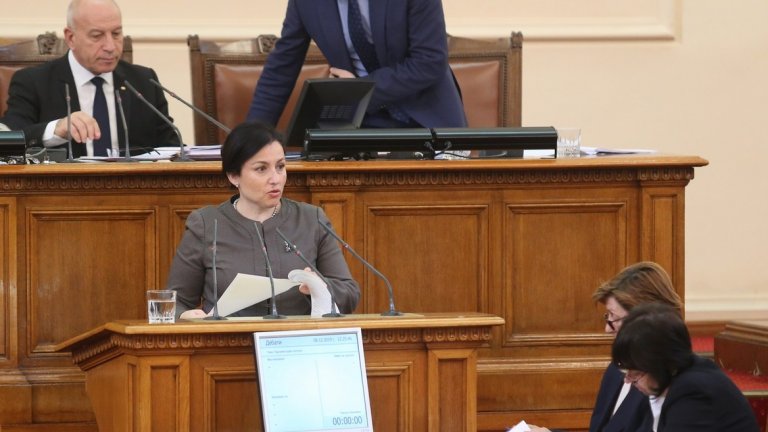 "Тъй като тази стока не е за директна консумация, а за преработка, БАБХ няма задължение да уведоми публично потребителите, както например са длъжни да уведомят потребителите, ако ставаше дума за хранителен продукт за директна консумация", обясни Танева в парламента