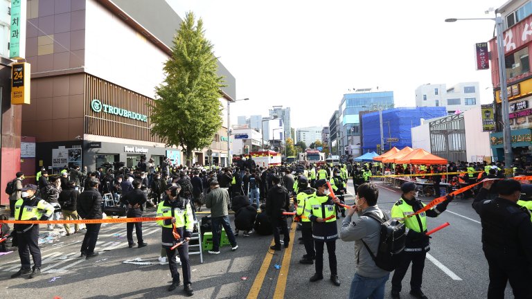 Според някои местни медии тълпата е чула, че в близък бар ще пее световна знаменитост