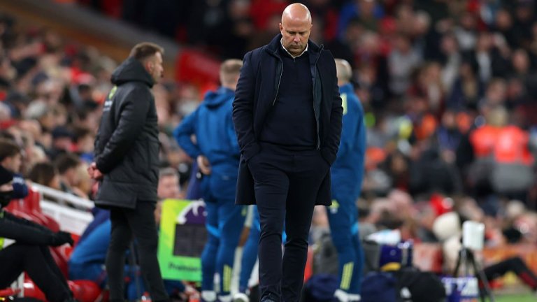 "Слот не е Клоп, но феновете на Ливърпул трябва да застанат зад него"