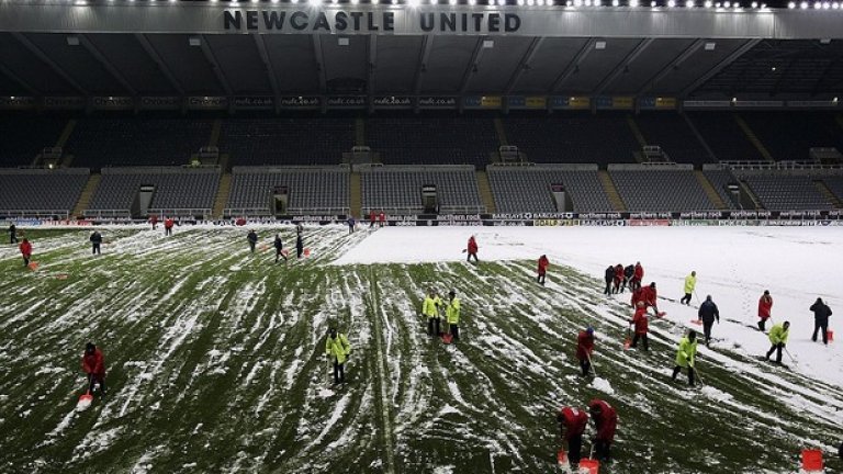 Служители и фенове на Нюкасъл правят и невъзможното да изчистят терена за мача с Чарлтън по Коледа през 2005-а. Дренажът и отоплението не издържаха, двубоят се отложи чак за април.