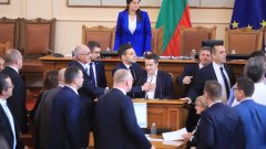 Размяна на декларации между партията на Костадинов и ПП-ДБ доведе до физически разпри в Пленарната зала