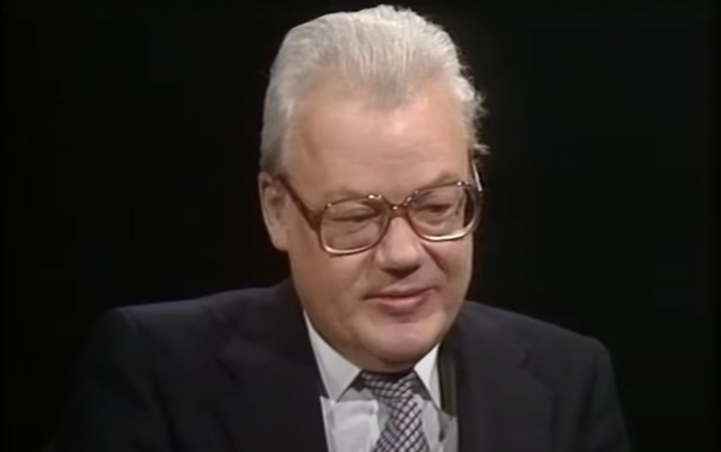 Аркадий Шевченко
Шевченко е най-високопоставеният шпионин, за когото се знае, че е работил в полза на ЦРУ. Достига до позицията на близък съветник на външния министър Андрей Громико и висши постове в рамките на ООН. Работата му като дипломат го убеждава, че СССР върви по "грешен политически и икономически път" и така той решава да започне да издава тайни на ЦРУ. През 1978 г. отказва да се прибере в Москва за "спешни консултации" и подозирайки, че е разкрит, търси убежище в САЩ.