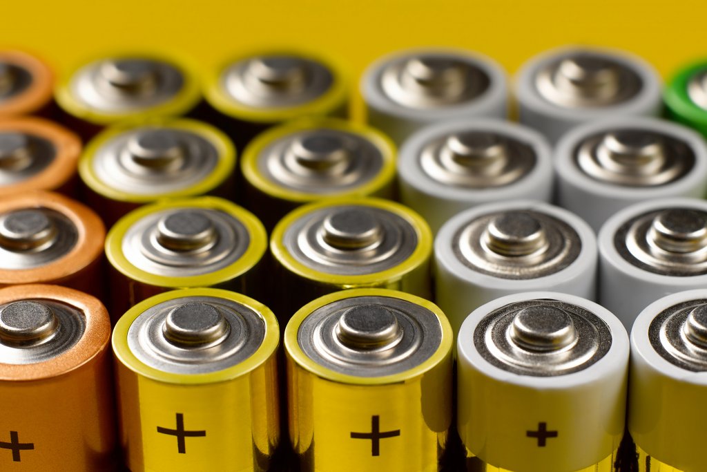 Съхранение на батерии в хладилникДа запазите живота на батериите като ги държите в хладилник звучи на пръв поглед логично, защото мястото е хладно и тъмно. Всъщност хладилникът може да скъси работата на батериите и да ги изтощи преждевременно, както и да наруши целостта им.