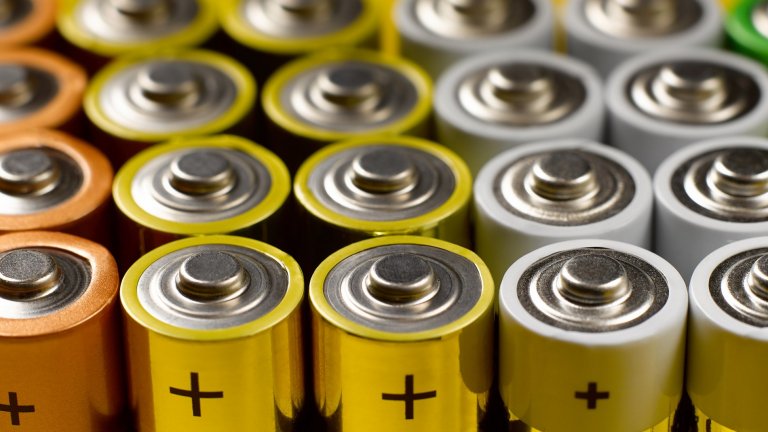 Съхранение на батерии в хладилникДа запазите живота на батериите като ги държите в хладилник звучи на пръв поглед логично, защото мястото е хладно и тъмно. Всъщност хладилникът може да скъси работата на батериите и да ги изтощи преждевременно, както и да наруши целостта им.