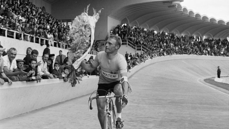 Само 6 седмици след дисквалификацията на Еди Меркс през 1969 година, немският колоездач Руди Алтиг, чийто прякор е Ходещата аптека, е дал три положителни проби на Тур дьо Франс