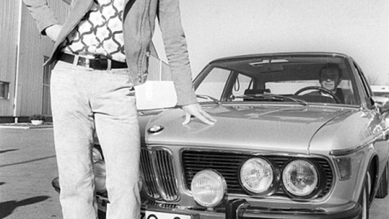 Младият Франц Бекенбауер пред своето БМВ Автоматик през 1972-а. Кайзера има над 100 мача за Бундестима и спечели три титли на Европа с екипа на Байерн Мюнхен