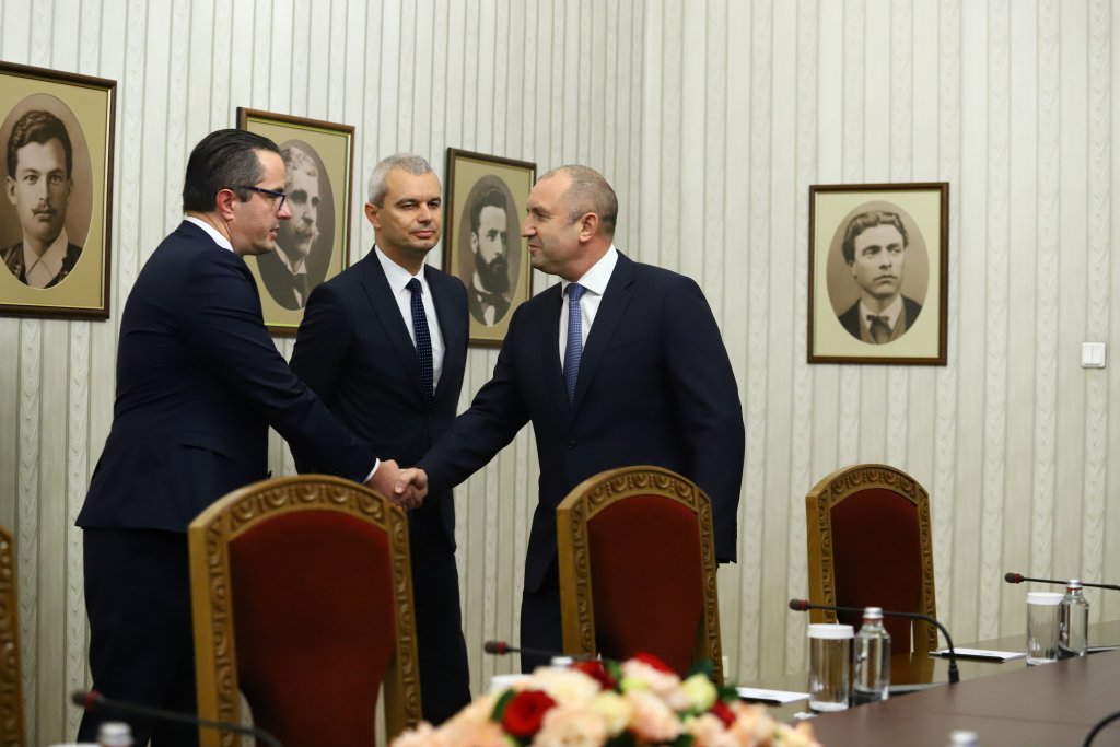 Лидерът на "Възраждане" защити пред президента и идеята за референдум за еврото