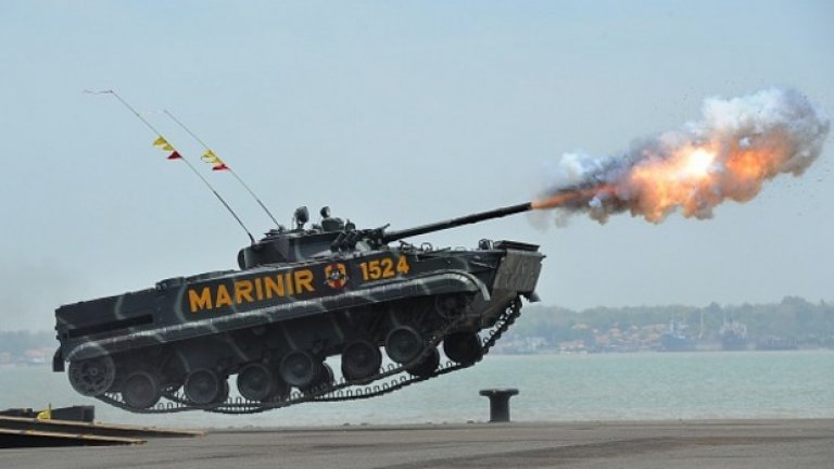 Индонезийски военноморски танк поскача и изстрелва ракета по време на 69-тата годишнина на индонезийската армия на 7 октомври, 2014. Това е най-голямата церемония по случай годишнината за последното десетилетие