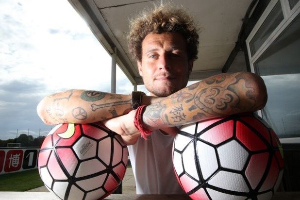 Бившият италиански национал Алесандро Диаманти продължава да показва "страхотните" си татуировки и на 35.