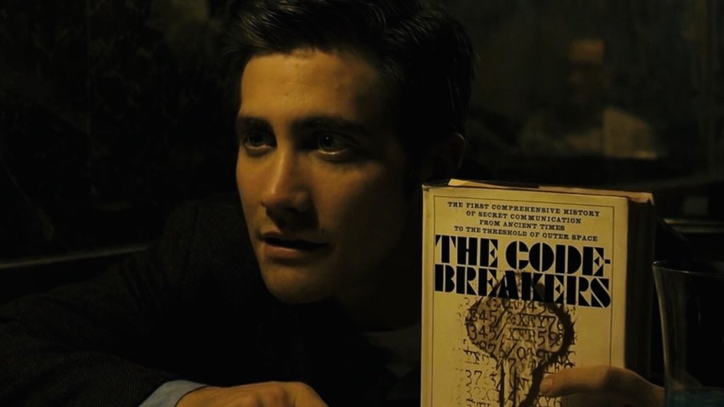 "Зодиак" (Zodiac)Година:2007Стъпил върху истинската история на прословут сериен убиец и манипулатор от Сан Франциско, психологическият трилър на Финчър събира ансамбъл, ръководен от Джейк Джиленхол, Робърт Дауни-Джуниър и Марк Ръфало, който овладява съвършено общия тон на сюжета.  Идеята зад него? Да покаже две проявления на обсесията: едната е желанието да убиваш, а другата – да научиш истината на всяка цена.