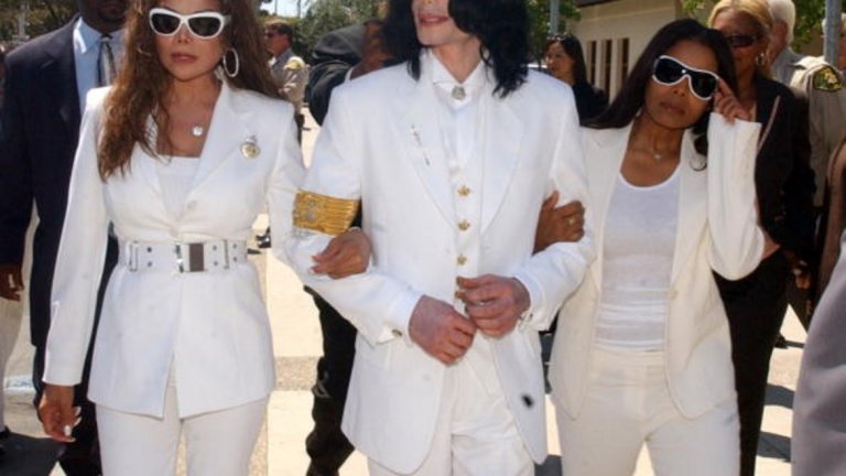 Майкъл Джексън и Латоя Джексън са едно и също лице 
Двамата имат десетки, ако не и стотици общи снимки, но все пак тази теория се прокрадва някак си. Причината за появата на тази конспирация също не е ясна, при положение, че Майкъл и Латоя имат около две години разлика във възрастта си. 
Феновете на тази теория обаче посочват други доказателства като приликата между двамата, особено в това, че оперираните им носове си приличат невероятно много. Имайки предвид кадрите с двамата рамо до рамо, тук е малко вероятно да има нещо вярно.