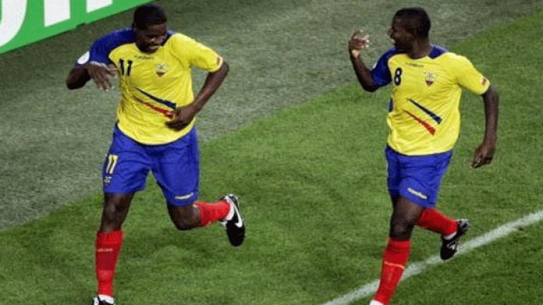 7. Еквадор 2006
Еквадор се справи повече от добре на световното първенство в Германия през 2006 – второ място в групата на домакините и след това на осминафиналите загуби от Англия.
Екипът на еквадорците, дело на Marathon, обаче отнесе доста критики за това, че „не е модерен”, особено синята и червената ленти в долната лява част на фланелките.