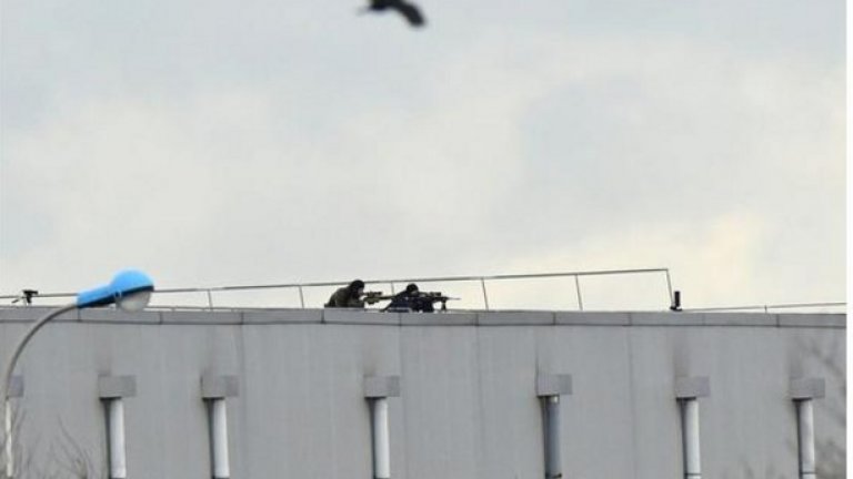 Снайперисти край печатницата в Дамартен
