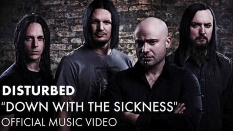 Disturbed - Down With The Sickness
Една песен, която можете да чуете и до днес по метъл баровете. През 2000 г. Disturbed извадиха едно от най-запомнящите си се парчета, на което човек може да развее буйни коси в мощен хедбенг, да влезе в погото или просто да се подмята в ритъм, слушайки резкия глас на Дейвид Драйман.
