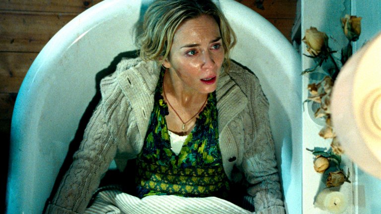 Тихо място / A Quiet Place 
Да снимаш филм на ужасите без думи е нелека задача. A Quiet Place показва семейство, принудено да оцелява, без да говори и без да вдига шум, за да се спаси от зли същества, които проследяват жертвите си по звукови сигнали. Освен че е режисьор и съавтор на сценария, Джон Красински се изявява и пред камерата заедно със съпругата си Емили Блънт.