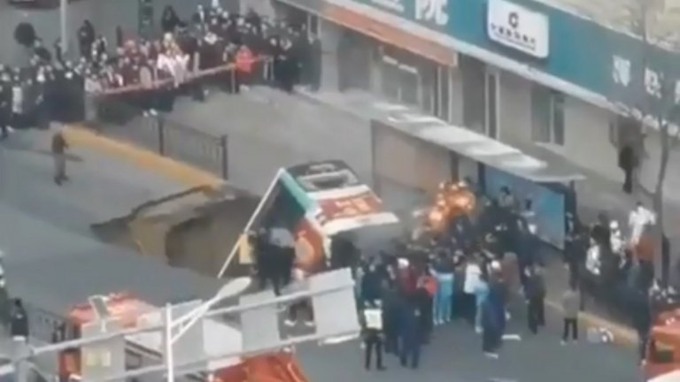 Автобус пропадна в огромна дупка в Китай, шестима загинали