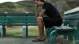 депресиран млад мъж, тъга, отхвърляне, депресия