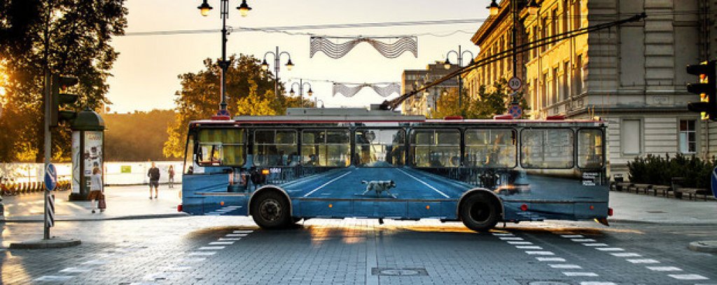 Крайният резултат от работа на художника Лиудас Парулскис върху тролейбуси от градския транспорт във Вилнюс е потресаващ.