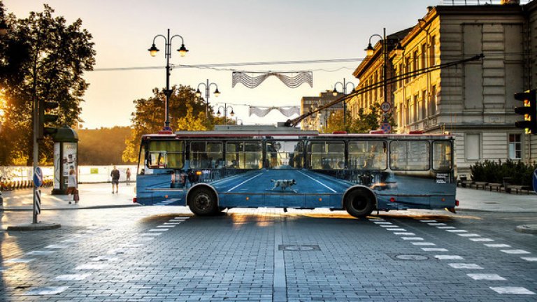 Крайният резултат от работа на художника Лиудас Парулскис върху тролейбуси от градския транспорт във Вилнюс е потресаващ.
