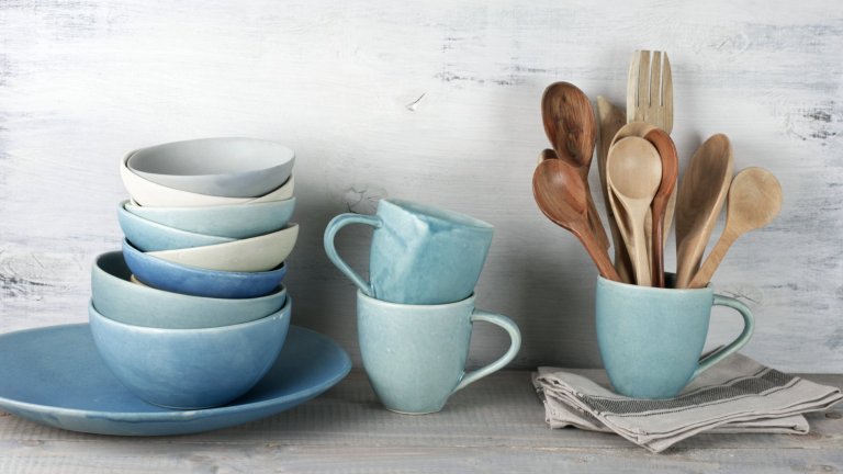 Прибори в "провинциален" стилПриборите, сякаш взети назаем от някоя провинциална вила в Тоскана или Прованс, са страшно актуални. Хубавото е, че повечето големи вериги за обзавеждане имат свой прочит на тези сервизи, без да се налага да отделяте неразумно високи суми за тях.