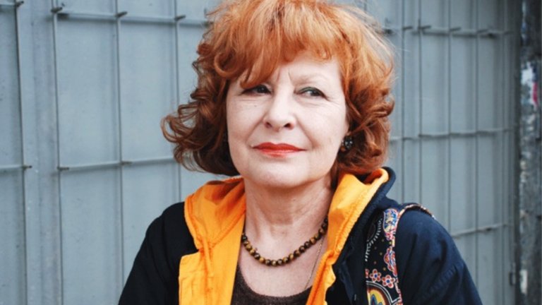 Тя е Иглика Василева.
Преводачът, благодарение на когото днес можем да четем „непреводимия" (както го наричали преди 2004 г.) „Одисей" на Джеймс Джойс, „Орландо", „Към фара", „Вълните", „Собствена стая", „Литературните есета" на Вирджиния Улф...