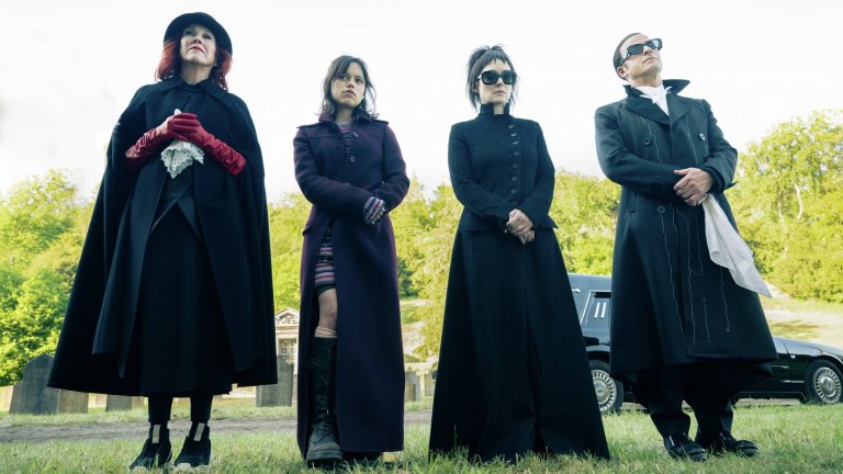 Делия Дийц – „Бийтълджус“ (1988) и “Бийтълджус, Бийтълджус“ (2024)
В Бийтълджус тя е Делия Дийц – артистична, нарцистична и напълно откъсната от реалността мащеха. Образ, който пасва идеално на готическата естетика на Тим Бъртън и показва ранната способност на О’Хара да превръща второстепенните роли в запомнящи се.