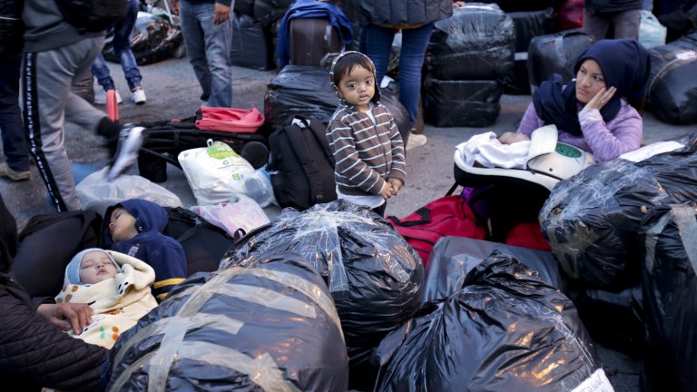 Пожарът, който изравни със земята бежанския лагер "Мория", остави неговите 13 000 жители на ръба на оцеляването