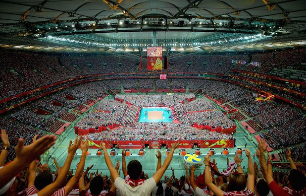 Откриването на волейболното световно първенство счупи рекордите в този спорт, като на стадиона във Варшава се стекоха 62 000 зрители за мача Полша - Сърбия. Зрелището бе страхотно.