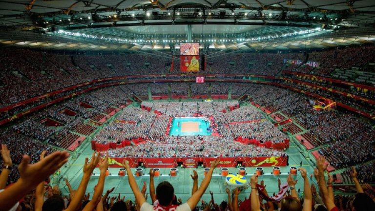 Откриването на волейболното световно първенство счупи рекордите в този спорт, като на стадиона във Варшава се стекоха 62 000 зрители за мача Полша - Сърбия. Зрелището бе страхотно.