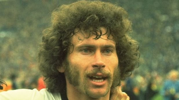 Паул Брайтнер бе символ на немската мощ през 80-те години, като плашеше с вида, брадата и крачката си, прегазващ съперниците. Сега е близо до любимия Байерн в ролята на посланик на клуба.