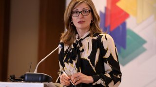 Временното образувание е било изградено от пемза, която е с ниска плътност и веднага е започнала да се разгражда във водата